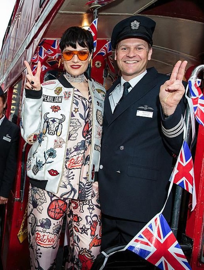 Gaya busana edgy pun pernah ia coba. Seperti setelan jaket dan celana bermotif graffiti ini. Foto: Getty Images