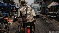 Mereka juga mengenakan rompi khusus dan di becaknya terdapat stiker dari Dinas Perhubungan DKI Jakarta.