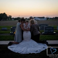 Inilah salah satu momen haru saat Jessica dan keluarga bersimpuh untuk berdoa di makam Kendall. Foto: Dok. Loving Life Photography