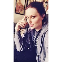 Ibu dua anak ini adalah seorang wanita biasa yang memang memiliki wajah cantik dan bibir tebal serta rambut cokelat yang membuat dirinya serupa dengan Angelina Jolie. Foto: Instagram @melwood1982