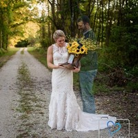 ssica Padgett dan Kendall Murphy seharusnya menikah pada September 2018. Namun November 2017, Kendall mengalami kecelakaan yang merenggut nyawanya. Tanpa pasangan, Jessica tetap melangsungkan pernikahan di tanggal yang telah mereka tentukan. Dihadiri teman dan kerabat dekat, Jessica menikahi sang kekasih di pemakaman. Foto: Dok. Loving Life Photography