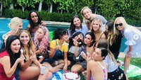 Selena memang jadi sorotan usai kabar pernikahan Justin Bieber dan Hailey Baldwin, namun ia justru mengatakan tak perduli dengan mantannya itu. Dok. Instagram/selenagomez