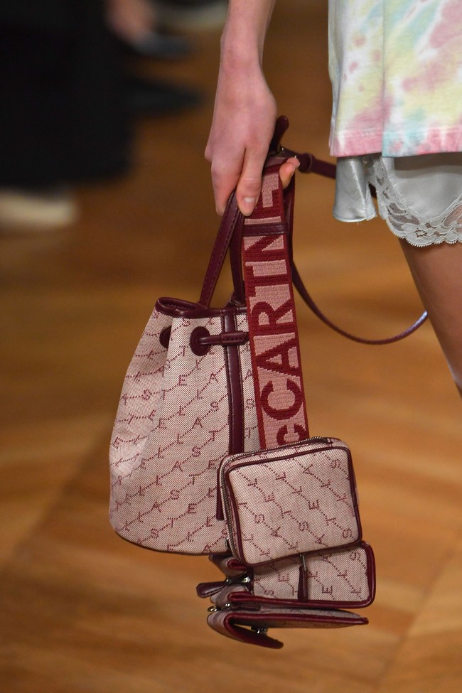 Stella McCartney merilis tas monogram dengan strap tebal bertuliskan nama sang desainer. Seperti Chanel, satu tas dalam satu waktu tidaklah cukup. Dok. Getty Images