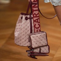 Stella McCartney merilis tas monogram dengan strap tebal bertuliskan nama sang desainer. Seperti Chanel, satu tas dalam satu waktu tidaklah cukup. Dok. Getty Images