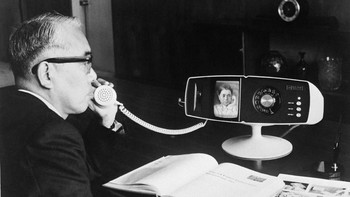 Model 500 View Phone, yang punya fasilitas video call, sedang dites pada markas pabrik Toshiba di Tokyo pada 6 Mei 1968. (Foto: Keystone/Hulton Archive/Getty Images)