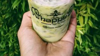 Cuaca panas emang paling enak diobati dengan segelas alpukat kocok yang tak terlalu kental ini. Tapi rasa alpukatnya dijamin terasa karena toppingnya berupa potongan daging alpukat dan strawberry. Foto: Instagram happy_thaidrinks  