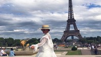 Modis dan seksi, Dinara berfoto di Menara Eiffel, Paris. (dinara_rkh/Instagram)