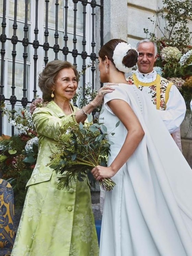 Rambutnya pun dibuat sederhana. Tatanan rambutnya dicepol dengan hiasan putih yang melingkar di cepolan rambutnya. Foto: Getty Images