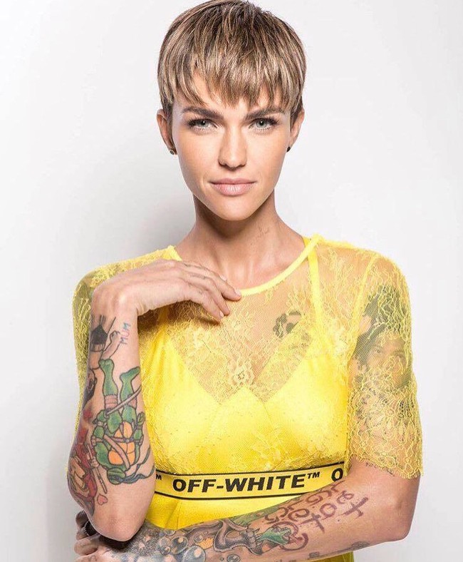Model dan aktris Ruby Rose sudah sejak lama jadi target thin-shaming karena penampilan fisiknya. Bahkan sejumlah netizen menyebutnya anoreksia dan memintanya makan lebih banyak demi memberi pengaruh positif kepad para penggemarnya. Wanita asal Australia ini pernah mengatakan kalau segala bentuk body shaming yang diterimanya sempat membuatnya frustasi. Foto: Instagram @rubyrose