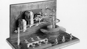 Begini skema perangkat telepon otomatis garapan Almon B Strowger pada 1889, dalam foto yang diabadikan tahun 1901. (Foto: Hulton Archive/Getty Images)