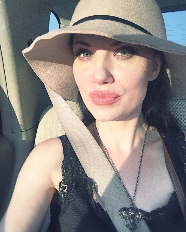 Aku sering dikenali, sering dipandangi banyak orang sebagai Angelina Jolie. Aku menganggapnya lucu. Itu seperti tidak nyata. Dia selalu menjadi idolaku. Gila bisa dibandingkan dengannya, kata Melisa dilansir Dailymail. Foto: Instagram @melwood1982