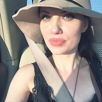 Aku sering dikenali, sering dipandangi banyak orang sebagai Angelina Jolie. Aku menganggapnya lucu. Itu seperti tidak nyata. Dia selalu menjadi idolaku. Gila bisa dibandingkan dengannya, kata Melisa dilansir Dailymail. Foto: Instagram @melwood1982