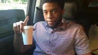 Sebelum menjalankan jadwal yang super sibuk, di pagi hari Chadwick memilih segelas kopi untuk membuat tubuhnya kembali segar. Foto: Instagram @chadwickboseman