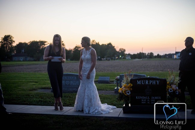 Pada hari itu, ‘pernikahan’ Jessica dengan Kendall tetap digelar. Para pengiring pengantin yang sebelumnya berencana memberikan sedikit kata sambutan di hari pernikahan Jessica dan Kendall, akhirnya tetap mewujudkan rencana tersebut. Foto: Dok. Loving Life Photography