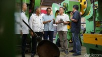 Ketua Pengurus Yayasan Dharma Bhakti Astra (YDBA) Henry C.Widjaja (kedua kanan) berbincang dengan pelaku industri komponen saat meninjau industri kecil dan menengah (IKM) logam di Desa Bengle, Kabupaten Tegal, Jawa Tengah, Rabu (10/10).  dok.YDBA