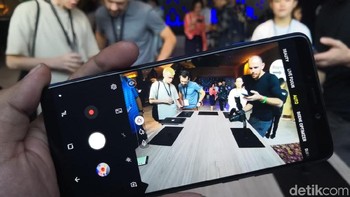 Saat siang Galaxy A9 menangkap gambar dengan kontras yang sangat baik. Ketika malam, kita tetap dapat menangkap gambar secara detail. Jadi andal untuk siang maupun malam, Roy Min, Marketing Samsung saat pemaparan. (Foto: detikINET/Fino Yurio Kristo)