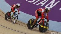 Para atlet balap sepeda Muhammad Fadli Immamuddin, Martin Losu dan Habib Shaleh berlomba dalam kelas Mens C 1-5 team sprint (tunadaksa) di Jakarta International Velodrome, Jakarta, Kamis (11/10/2018).