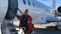 Foto: Gayanya saat berada di McCarran International Airports, Los Angeles. Naik jet pribadi lho dia! (victoriabonya/Instagram)