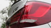 Tidak ada perbedaan desain dari X5 konvensional di mobil plug in hybrid ini. Mulai dari tampang eksterior, detil interior, fitur, hingga posisi berkendara.
