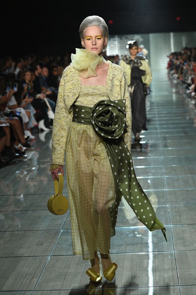 Tas kecil bersiluet lingkaran menambah kesan stylish secara instan. Tak hanya cantik dipakai ke pesta formal tapi juga padanan sehari-hari. Dok. Getty Images