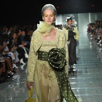 Tas kecil bersiluet lingkaran menambah kesan stylish secara instan. Tak hanya cantik dipakai ke pesta formal tapi juga padanan sehari-hari. Dok. Getty Images