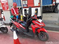 Pengisian bensin Pertamax untuk Vario 125. 
