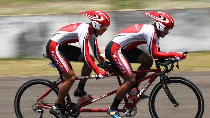 Andrian Dani (depan) bersama Nur Fendi saat tampil di balap sepeda perorangan Asian Para Games 2018 di Sirkuit Sentul, Bogor, Jawa Barat, Senin (8/10). (Crack Palinggi/INAPGOC) Andrian Dani (depan) bersama Nur Fendi saat tampil di balap sepeda perorangan Asian Para Games 2018 di Sirkuit Sentul, Bogor, Jawa Barat, Senin (8/10). (Crack Palinggi/INAPGOC)