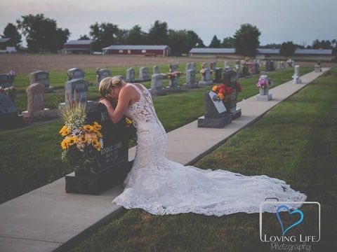 Ada Kisah Haru di Balik Foto Viral Wanita yang 'Menikah' di Kuburan Ini