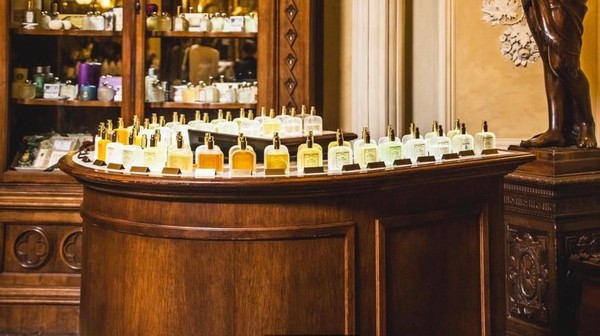 Penanaman orris di Pruneti sebagian besar dikerjakan dengan tangan. Itu sebabnya orris yang berkualitas tinggi dapat dihargai lebih dari 50.000 Euro/kg (Darryl Brooks/Alamy/BBC Travel) Penanaman orris di Pruneti sebagian besar dikerjakan dengan tangan. Itu sebabnya orris yang berkualitas tinggi dapat dihargai lebih dari 50.000 Euro/kg (Darryl Brooks/Alamy/BBC Travel)Â