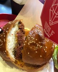 Kedai Ini Sajikan Burger Masa Depan yang Didukung Bill Gates 