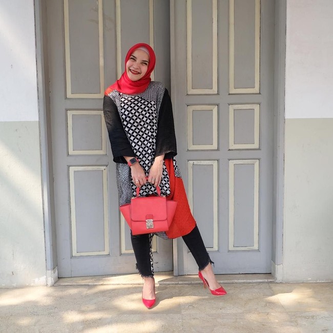 Memiliki tubuh mungil, Tasya tampak punya strategi agar tetap terlihat proporsional. Ia menghindari busana yang terlalu bertumpuk dengan gaya hijab simpel.  Foto: Instagram/tasyanurmedina