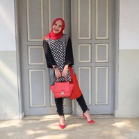 Memiliki tubuh mungil, Tasya tampak punya strategi agar tetap terlihat proporsional. Ia menghindari busana yang terlalu bertumpuk dengan gaya hijab simpel.  Foto: Instagram/tasyanurmedina