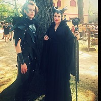 Saat Melissa melakukan cosplay menjadi Maleficent, ia pun sangat kewalahan karena banyak orang yang datang padanya. Foto: Instagram @melwood1982