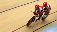 Atlet balap sepeda Herman Halawan bersama pilot Pradana Diwan berlomba dalam kelas Mens B Individual Pursuit 4000M di Jakarta International Velodrome, Jakarta, Kamis (11/10/2018).