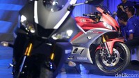 Yamaha R25 memiliki tiga warna yakni hitam, merah, dan biru.
