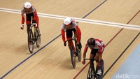 Muhammad Fadli dkk memacu sepedanya di Jakarta International Velodrome.