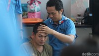 Mereka nampak ramah, sesekali berbincang dengan wartawan.