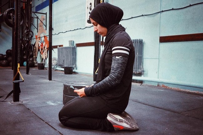 Saat berlatih, Nasrine memakai pakaian olahraga yang simpel. Biasanya ia memakai hijab instan, busana berlengan panjang, dan celana training. Foto: Instagram/hijabi.lifts