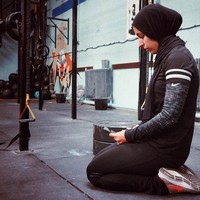 Saat berlatih, Nasrine memakai pakaian olahraga yang simpel. Biasanya ia memakai hijab instan, busana berlengan panjang, dan celana training. Foto: Instagram/hijabi.lifts