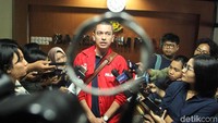 Rian Ernest juga tidak membawa bukti-bukti baru hari ini. Ia hanya membawa bukti lama seperti saat melaporkan Fadli ke Bareskrim.