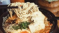 Memiliki tagline Have a Taste of Japans No 1 Tamen, Menya Sakura punya mie yang terbuat dari tepung gandum. Untuk kuahnya, tersedia kuah dari kaldu daging ayam dan tulang babi. Enaknya, gerai ini sudah punya banyak cabang di mall besar, salah satunya di Lotte Shopping Avenue, Kuningan. Foto: Instagram menyasakura.official
