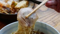 Hanya ada 4 pilihan ramen di Marutama Ramen. Mulai dari Marutama Ra-men/Karashi Ra-men (berkuah ayam), Ebi Ra-men (memakai udang), Aka Ra-men (dengan 7 jenis kacang, kaldu ayam dan sedikit pedas) hingga Tan Men (berkuah ayam dengan topping sayuran). Foto: Instagram marutamaramen