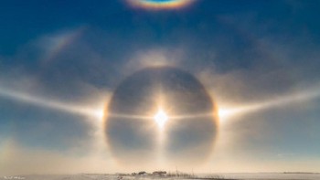 Walau begitu, sun dog disebut bisa terjadi di mana pun serta di musim apa pun, tapi tak selalu tampak jelas seperti ini yang terjadi di Kanada. Foto: Twitter/StormHour