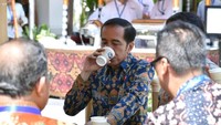 Selain menyajikan kopi asli Indonesia, yang menarik kios kopi tersebut juga menyediakan sajian kopi gratis untuk menggalang dana bagi korban bencana di Palu, Donggala, dan sekitarnya. Istimewa/Dok.Biro Pers Setpres.