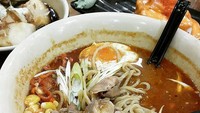 Ozumo menyediakan hidangan khas Jepang, termasuk ramen. Ada ramen karai, ramen special chicken, ramen katsu, ramen shoyu, dan ramen spicy mabo. Semuanya dibanderol dengan harga murah meriah. Salah satu gerainya terletak di wilayah Cipondoh, Tangerang. Foto: Instagram ozumoglc  