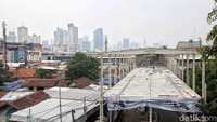Skybridge dibangun sepanjang 386,4 meter dengan lebar 12,6 meter. Lokasinya tepat berada di atas Jalan Jati Baru Raya, dari depan pintu stasiun hingga pasar Blok F melewati pasar Blok G.