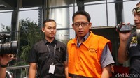 Muhamad Baqir keluar gedung KPK dengan mengenakan rompi tahanan.