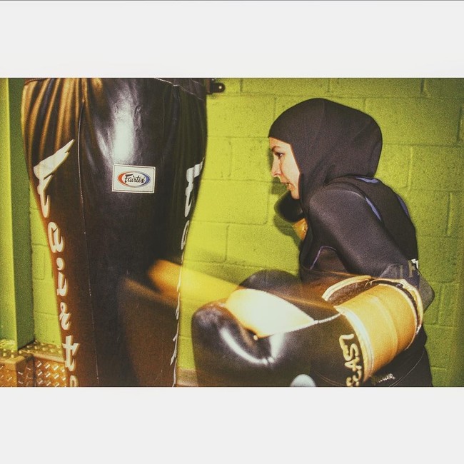 Nesrine Dally atau populer dengan akun Instagram @hijabi.lifts menjadi pelatih Muai Thai berhijab pertama di Thailand. Ia memiliki segudang prestasi di bidang olah raga. Foto: Instagram/hijabi.lifts