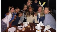 Perayaan Paskah Kate dan anak-anaknya makin meriah dengan makan malam bersama. Foto: Instagram katehudson