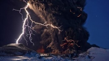 Penampakan petir saat gunung meletus, membuatnya tampak dramatis. (Foto: Brightside)